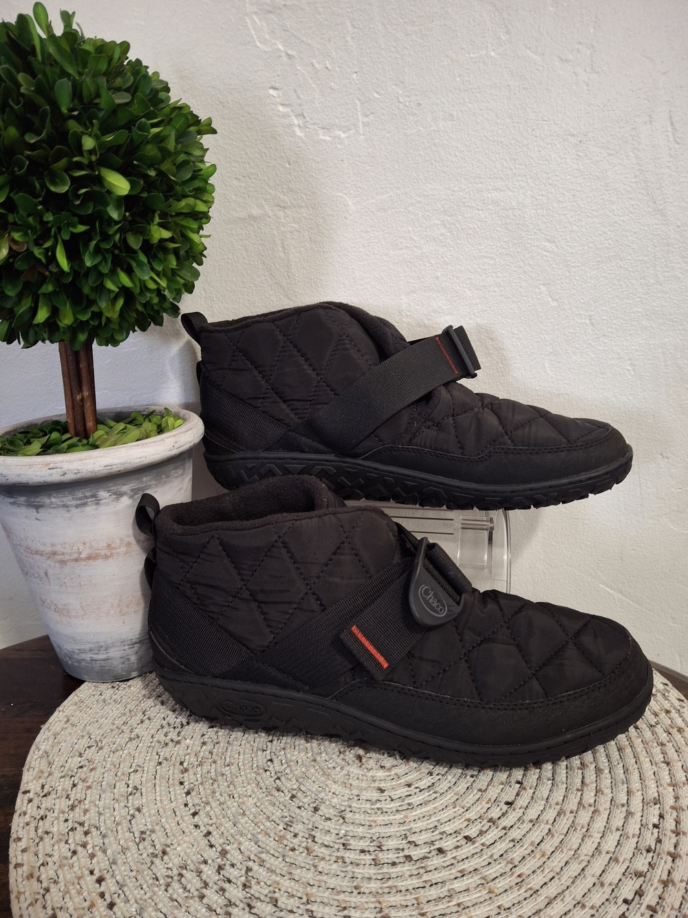 Men's Chaco Ramble Puff Quilted Ankle Shoes in Black with Red Accent Size 10.